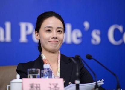 美女翻譯成兩會(huì)“吸睛”焦點(diǎn)，智慧與美貌并存